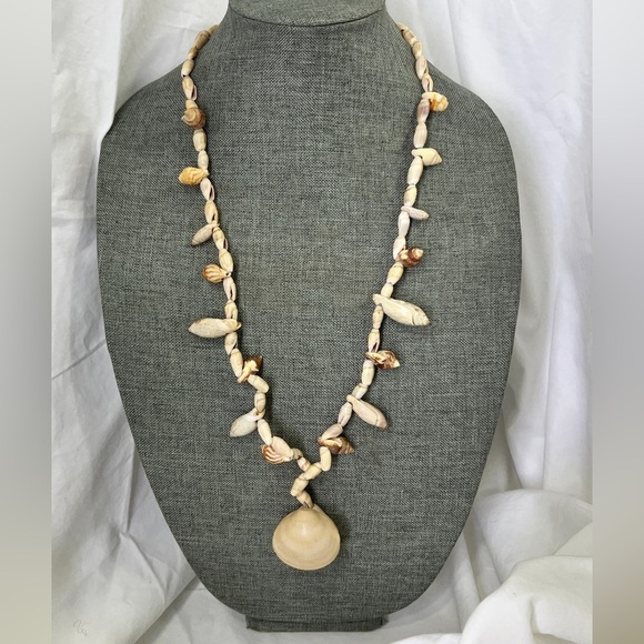Hand Crafted Jewelry - Vintage Shell Lei Necklace Rare LARGE Very Nice and has Two Clams Shells☑️